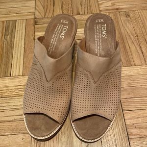 Tom’s Women’s Suede Slip Heel size 6.5